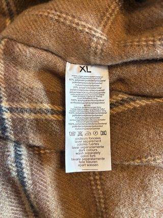 Chaquetón 3/4 beige con etiqueta.