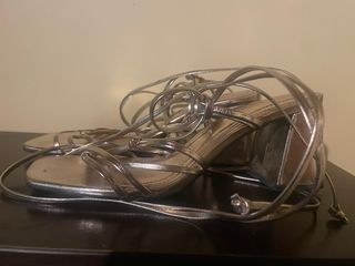 Tacones Bershka dorados/plateados