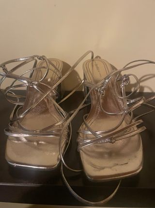 Tacones Bershka dorados/plateados