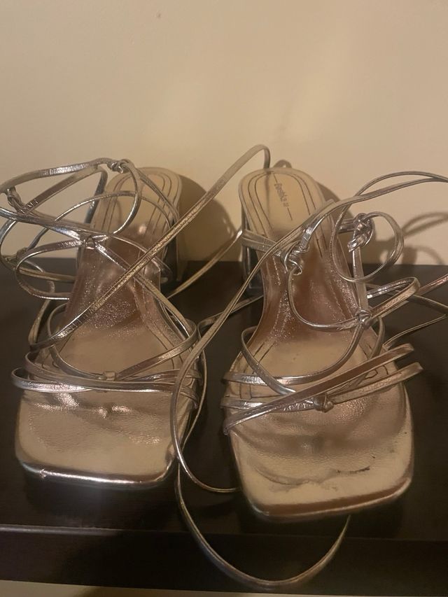 Tacones Bershka dorados/plateados