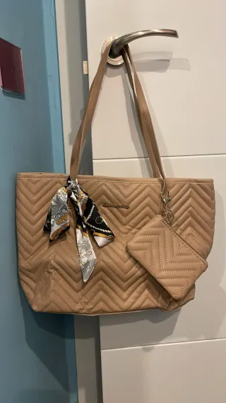 Bolso tote beige con pañuelo