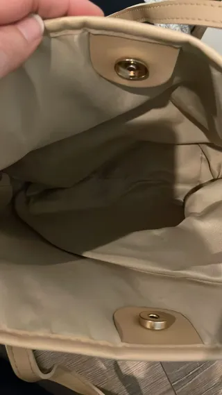 Bolso tote beige con pañuelo