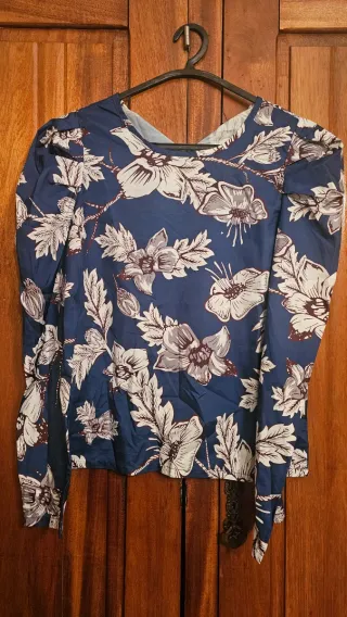 Blusa azul fina com flores