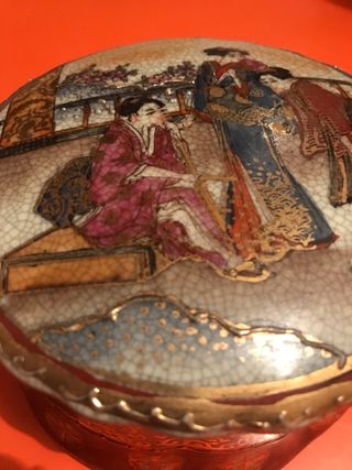 Antigua caja china de porcelana. Sellada