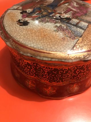 Antigua caja china de porcelana. Sellada