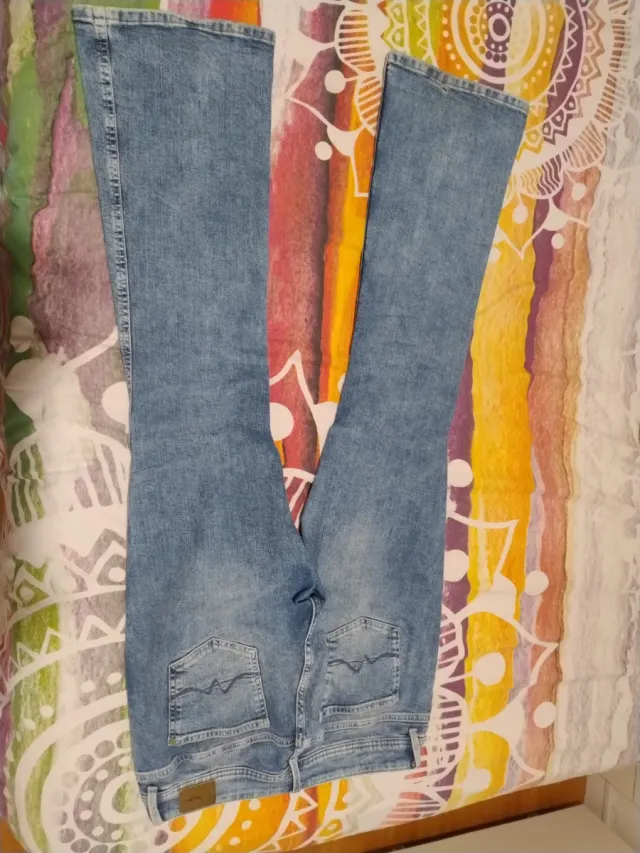 Pantalón vaquero flare azul