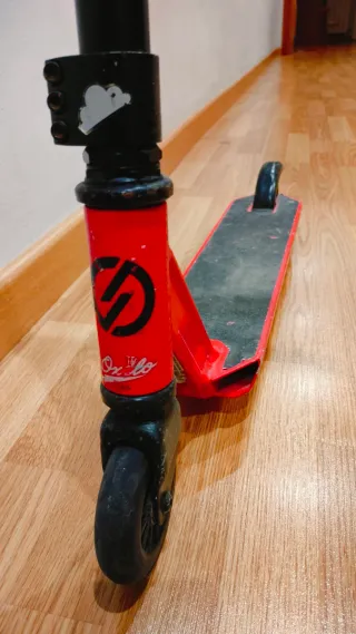 Patinete infantil rojo y negro