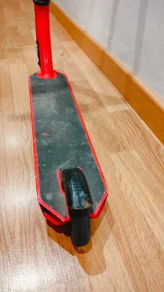 Patinete infantil rojo y negro