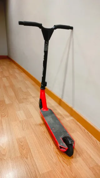 Patinete infantil rojo y negro