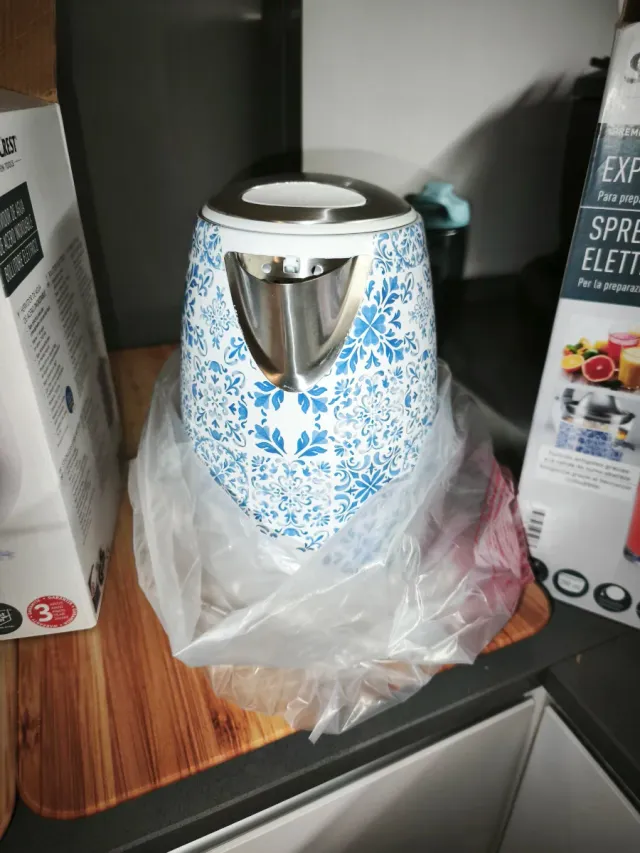 Hervidor eléctrico con diseño floral