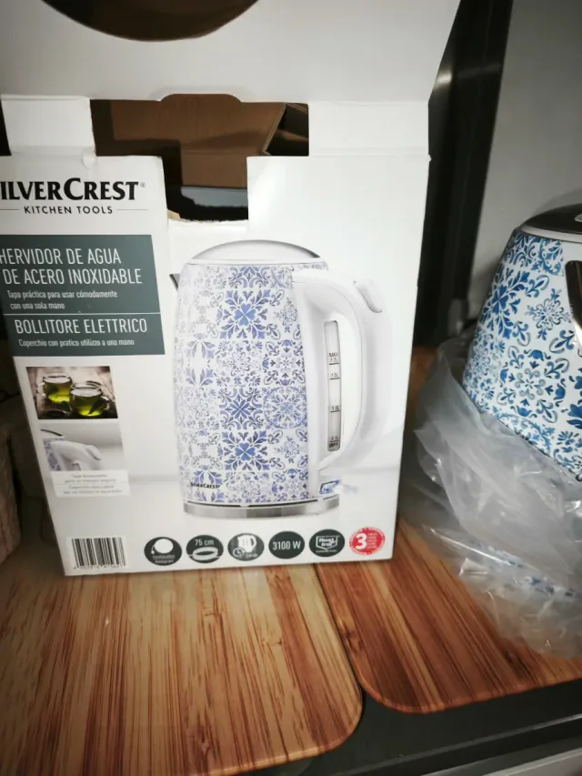 Hervidor eléctrico con diseño floral