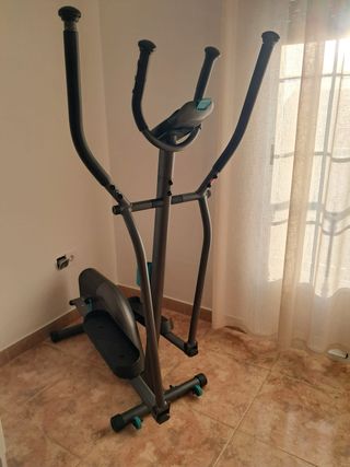 Bicicleta elíptica gris. porte a cargo de comprado