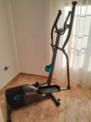 Bicicleta elíptica gris. porte a cargo de comprado