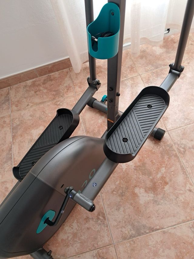 Bicicleta elíptica gris. porte a cargo de comprado