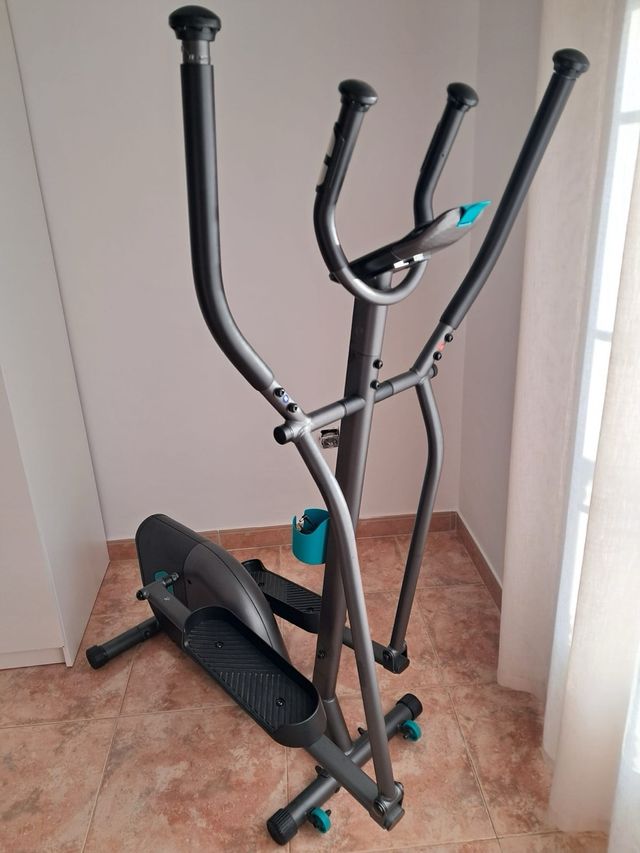 Bicicleta elíptica gris. porte a cargo de comprado