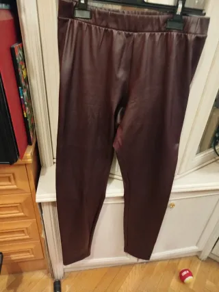 Pantalón efecto piel color burdeos