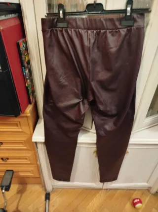 Pantalón efecto piel color burdeos