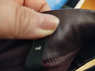 Pantalón efecto piel color burdeos