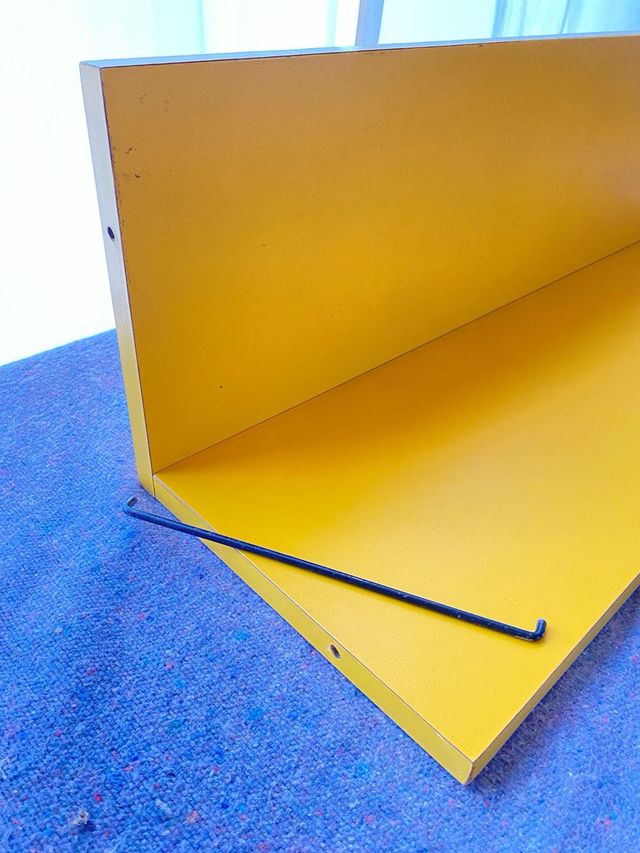 Estantería vintage amarilla