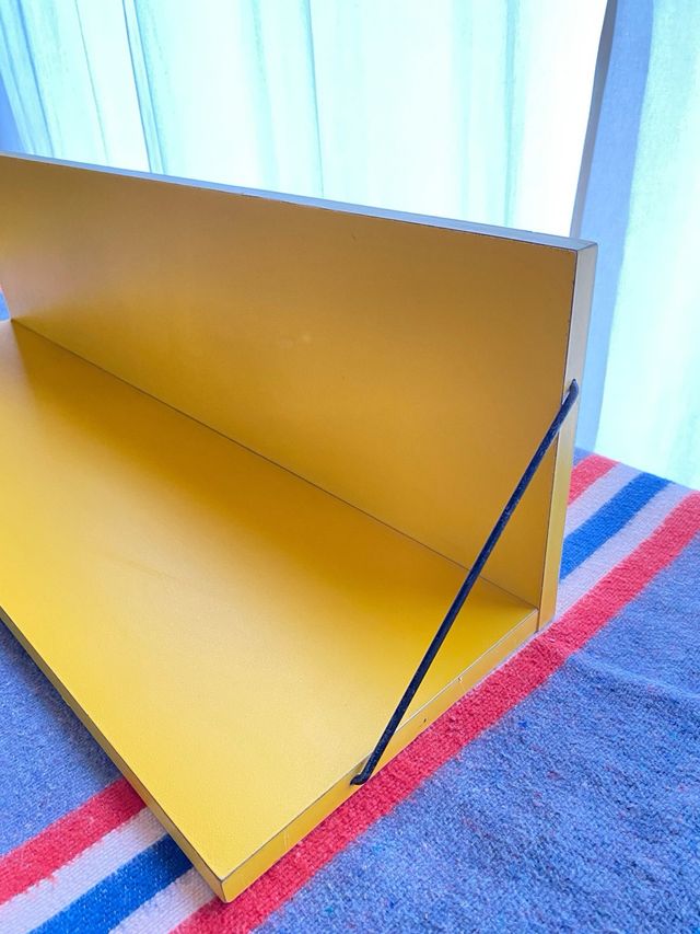 Estantería vintage amarilla