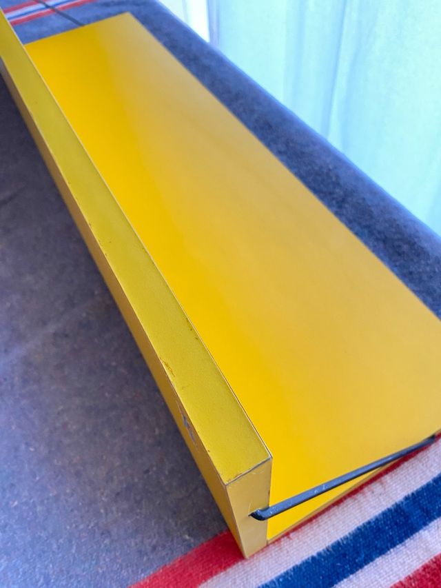 Estantería vintage amarilla