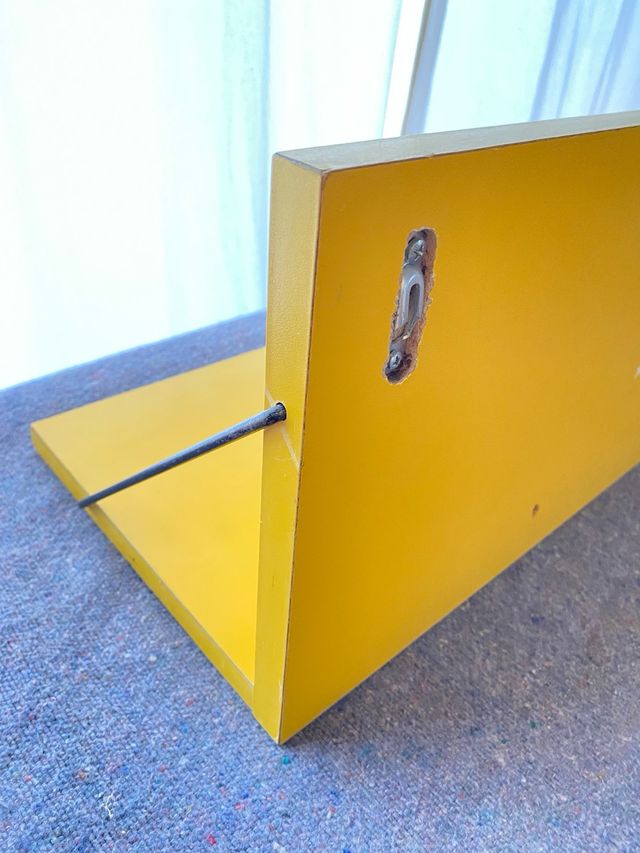 Estantería vintage amarilla