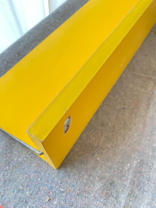 Estantería vintage amarilla