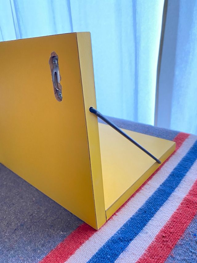 Estantería vintage amarilla