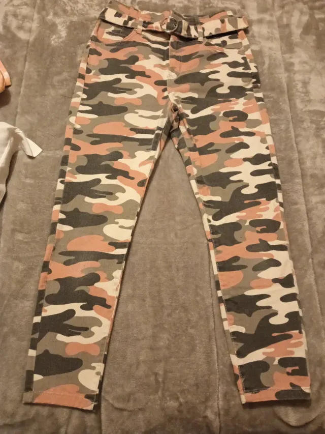 Calças Bershka camufladas n.º 38