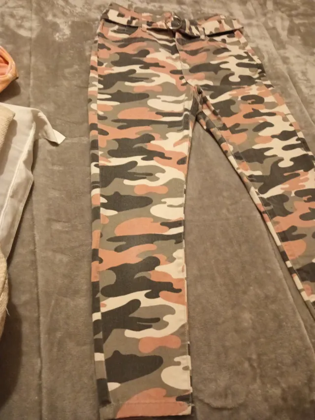 Calças Bershka camufladas n.º 38
