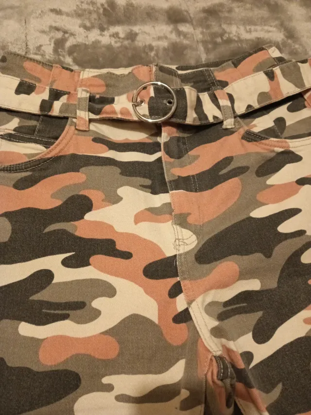 Calças Bershka camufladas n.º 38