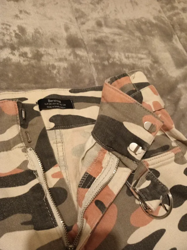 Calças Bershka camufladas n.º 38