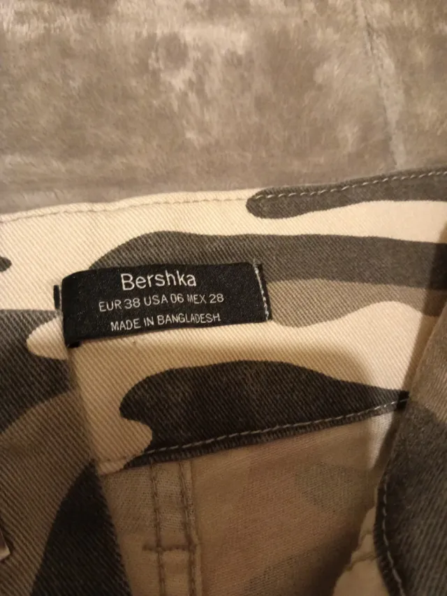 Calças Bershka camufladas n.º 38