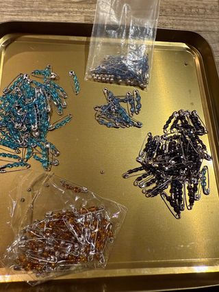 Abalorios y imperdibles bisutería