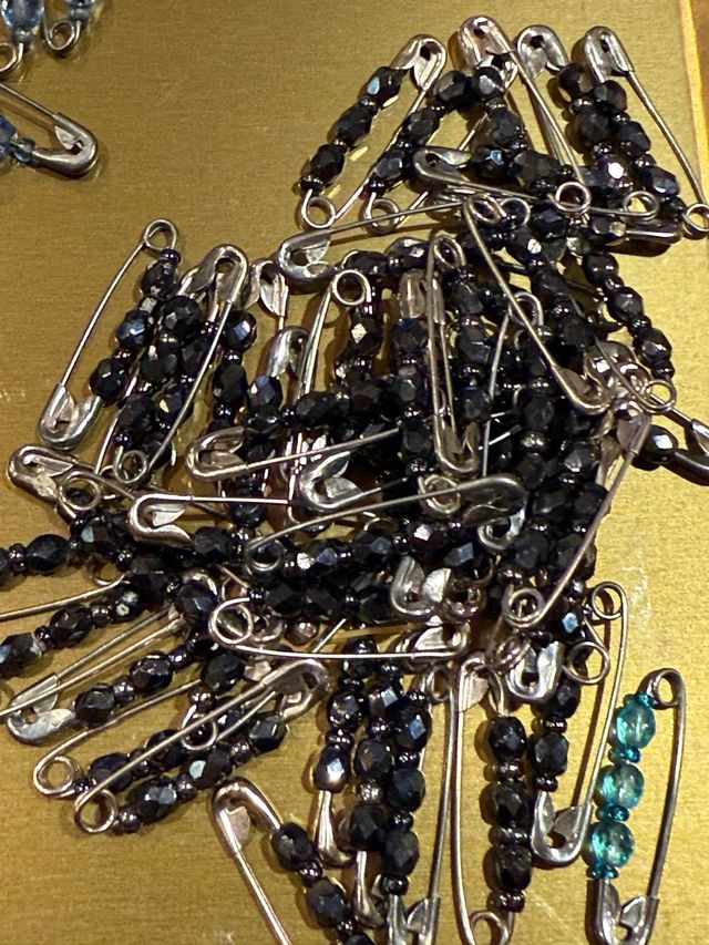 Abalorios y imperdibles bisutería