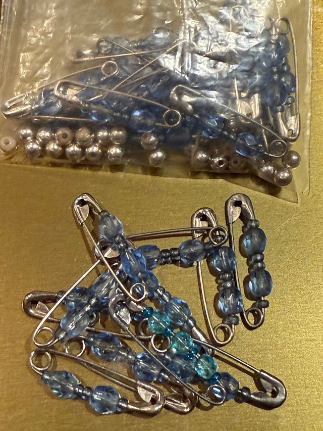 Abalorios y imperdibles bisutería