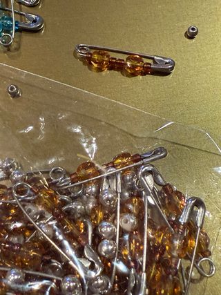 Abalorios y imperdibles bisutería