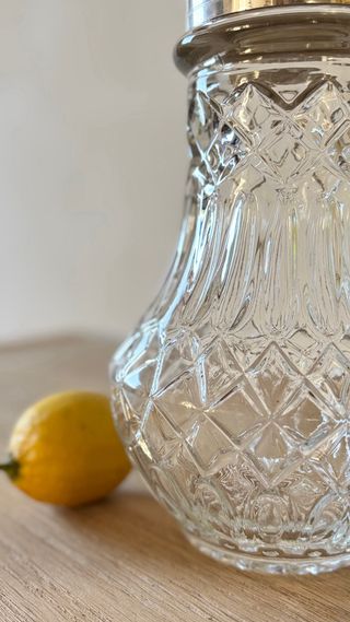 Jarra vintage de vidrio tallado