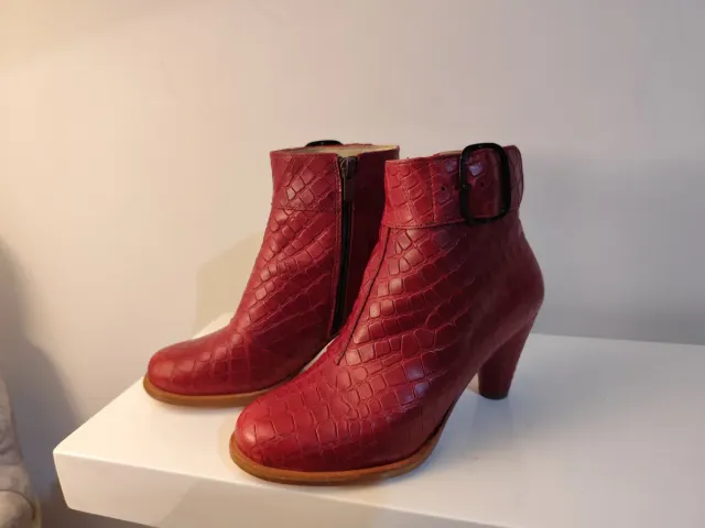 Botines rojos con hebilla y cremallera