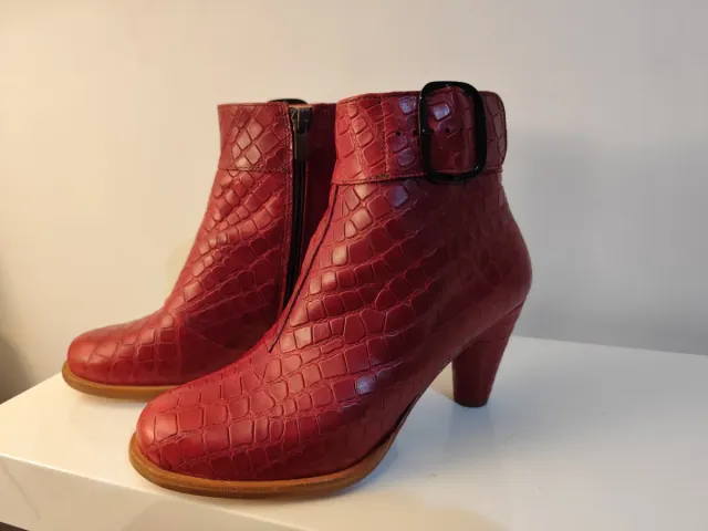 Botines rojos con hebilla y cremallera