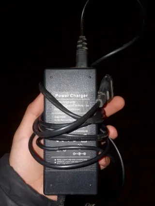 Cargador THOX para patinete eléctrico