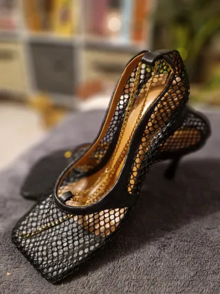 Sapatos Mesh Pretos Corrente Dourada