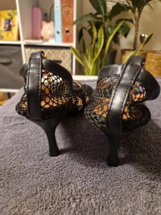 Sapatos Mesh Pretos Corrente Dourada