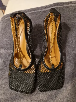 Sapatos Mesh Pretos Corrente Dourada