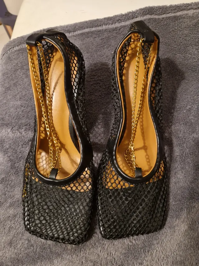 Sapatos Mesh Pretos Corrente Dourada