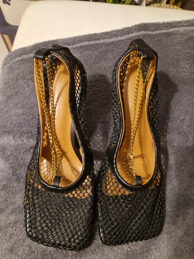 Sapatos Mesh Pretos Corrente Dourada