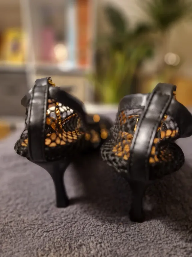 Sapatos Mesh Pretos Corrente Dourada