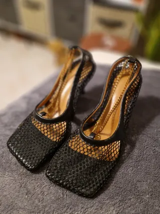 Sapatos Mesh Pretos Corrente Dourada