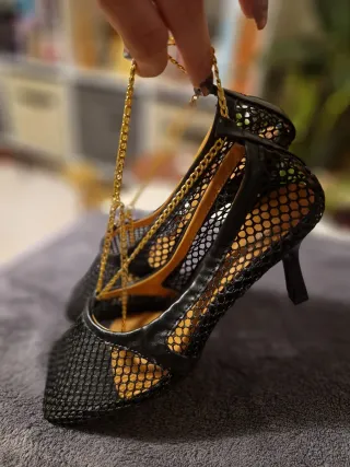 Sapatos Mesh Pretos Corrente Dourada