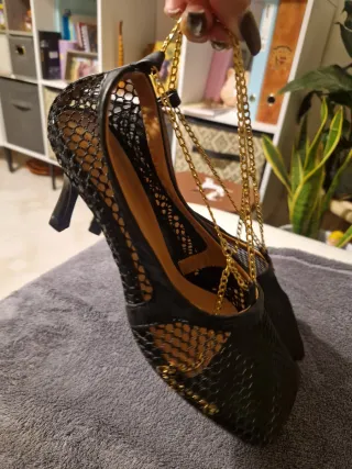 Sapatos Mesh Pretos Corrente Dourada